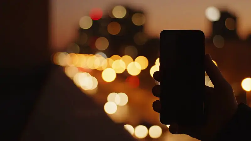 Standbild aus dem Video „Handy“