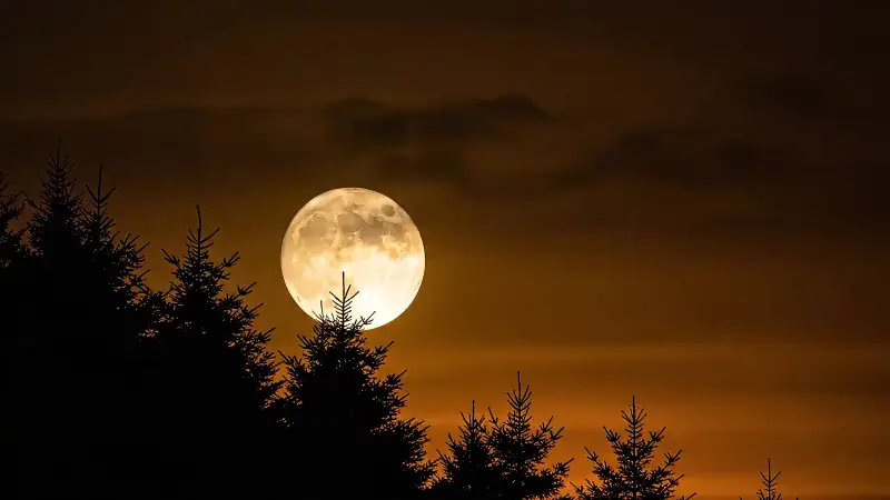 Standbild aus dem Video „Mond“